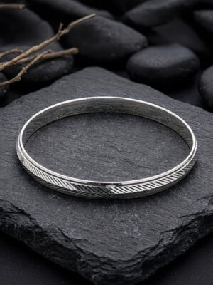 silver-herringbone-pattern-bangle-bracelet-amena-jewellery-bahrain-lifestyle